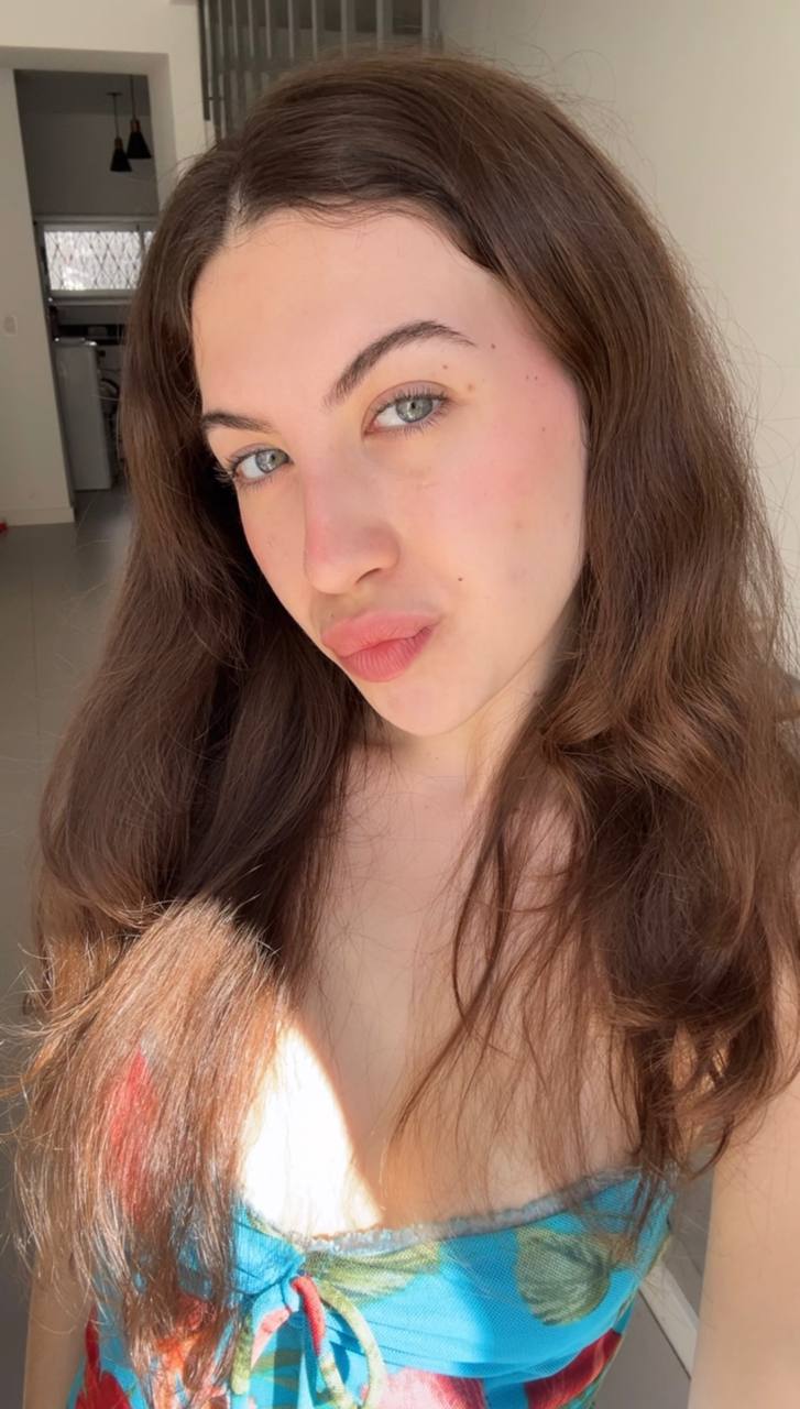 Nude girl Amber in Dusseldorf