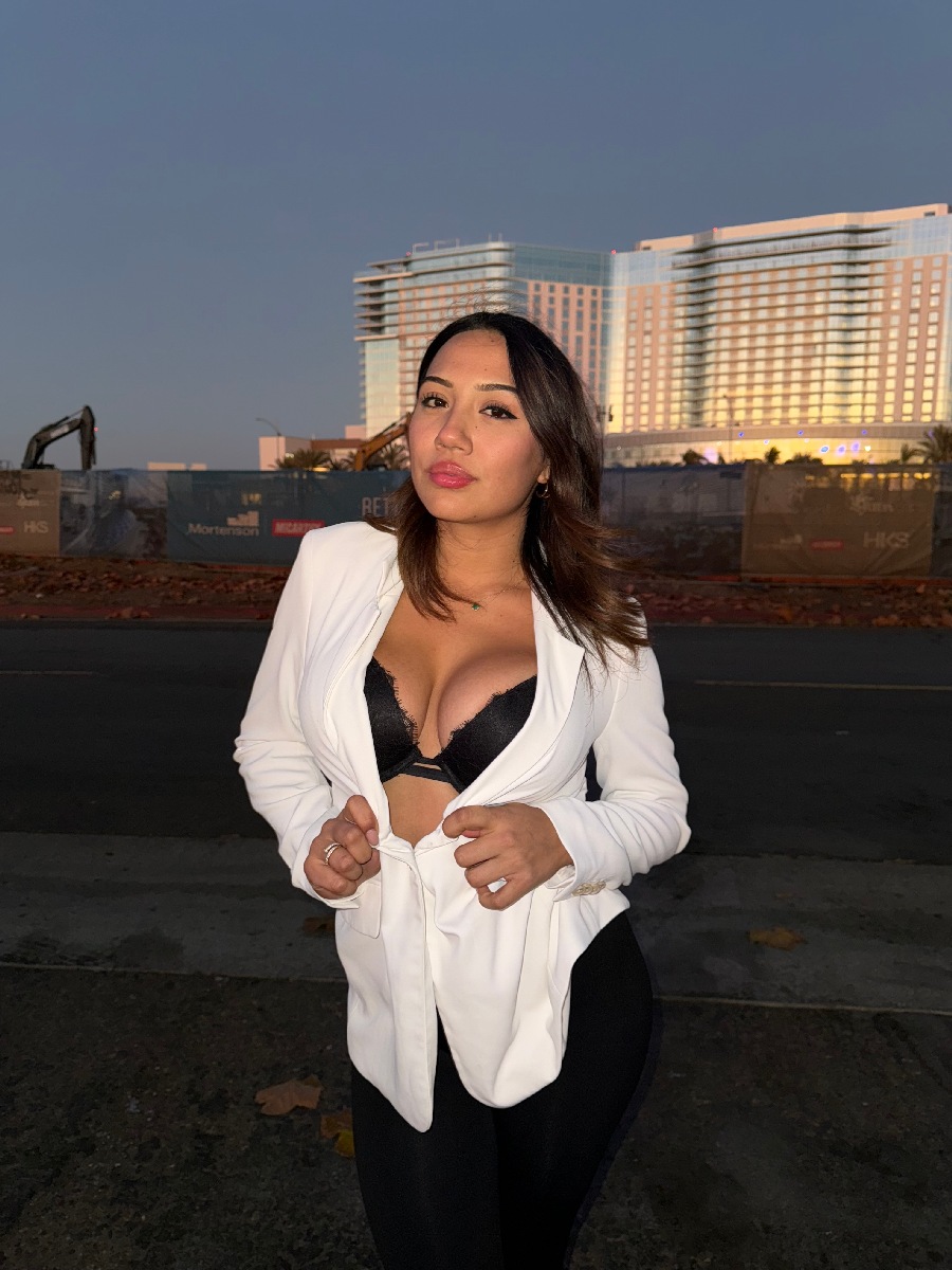 Take a pause and enjoy Ali Cruz — streaming from Dusseldorf