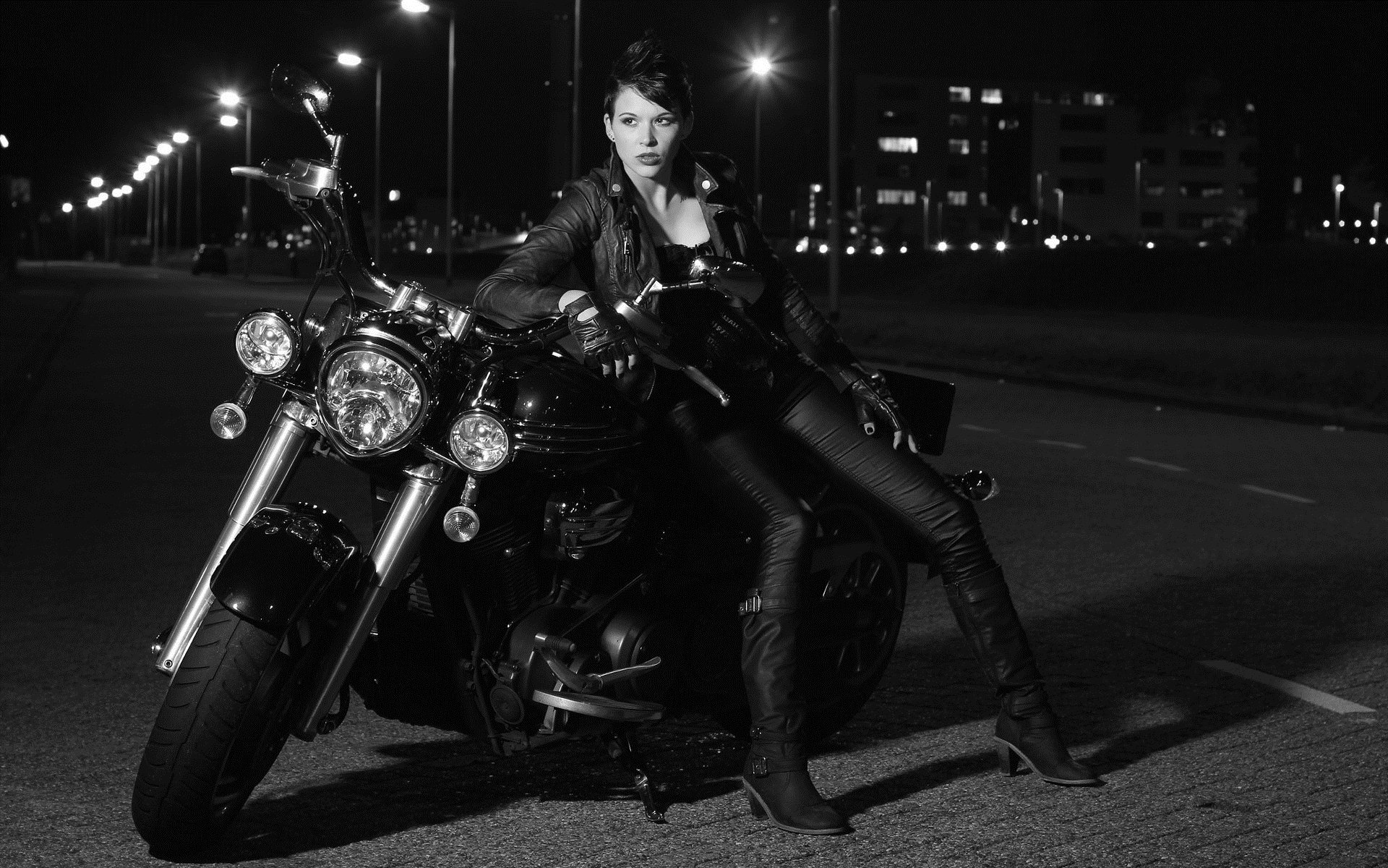 Photo Beautiful girls and motorcycles in Dusseldorf