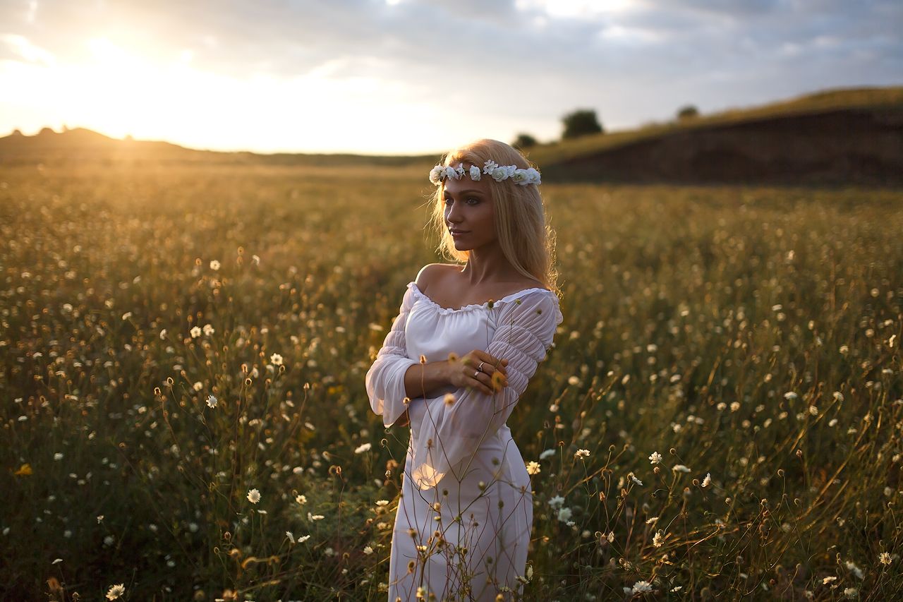 Girls in Slavic costumes in Dusseldorf