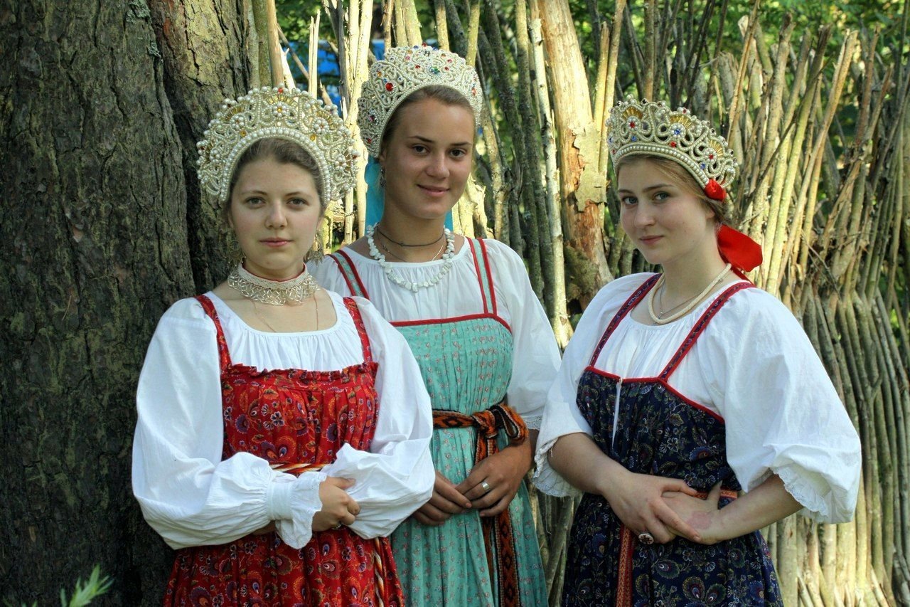 Sexy model Girls in Slavic costumes in Dusseldorf